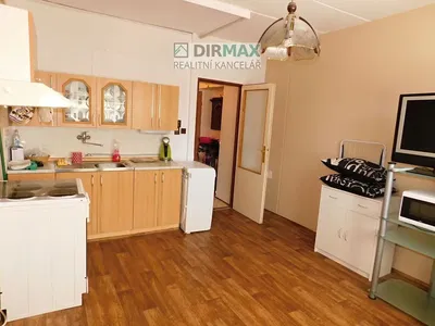 Oturma odası; ahşap zemin, doğal ışık, modern stil