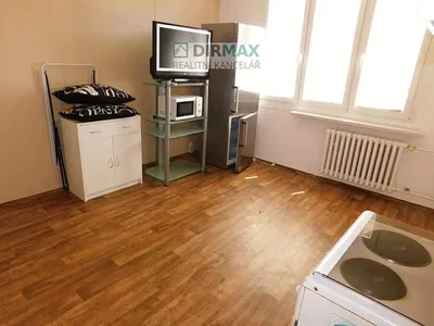 Oturma odası; ahşap zemin, doğal ışık, modern stil