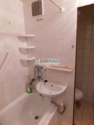 Mutfak; mutfak aletleri, ahşap zemin, doğal ışık, modern stil