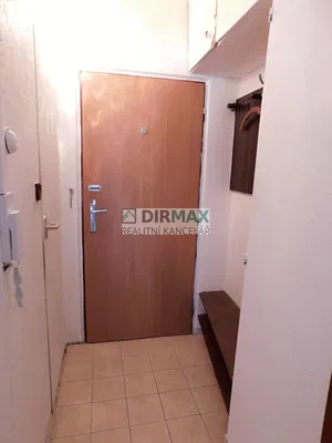 Mutfak; mutfak aletleri, ahşap zemin, doğal ışık, modern stil