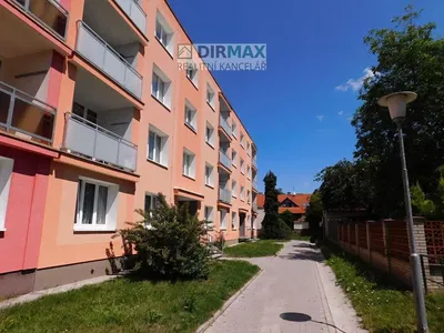 Oturma odası; ahşap zemin, doğal ışık, modern stil