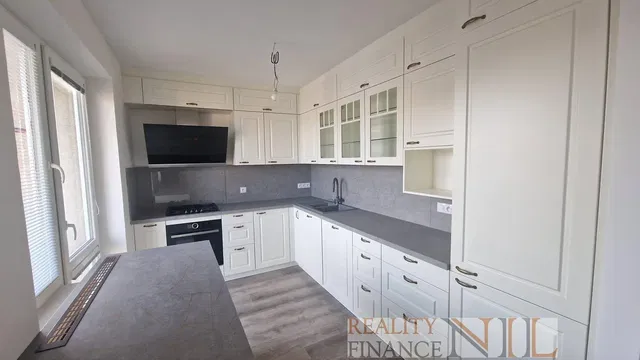 Хол; дървен под, естествена светлина, модерен стил