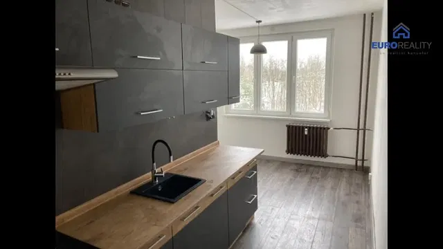 Хол; дървен под, естествена светлина, модерен стил