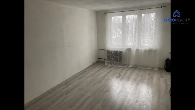 Хол; дървен под, естествена светлина, модерен стил