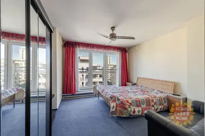 Кухня; кухненски уреди, дървен под, естествена светлина, модерен стил