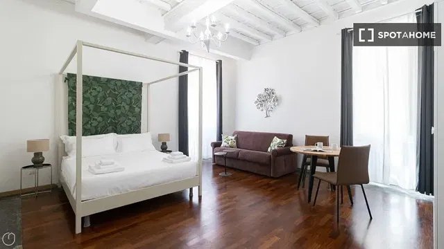 Küche; küchengeräte, holzboden, tageslicht, moderner stil