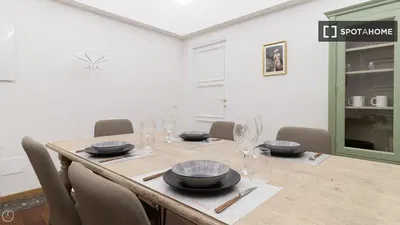 Keuken; keukenapparatuur, houten vloer, natuurlijk licht, moderne stijl