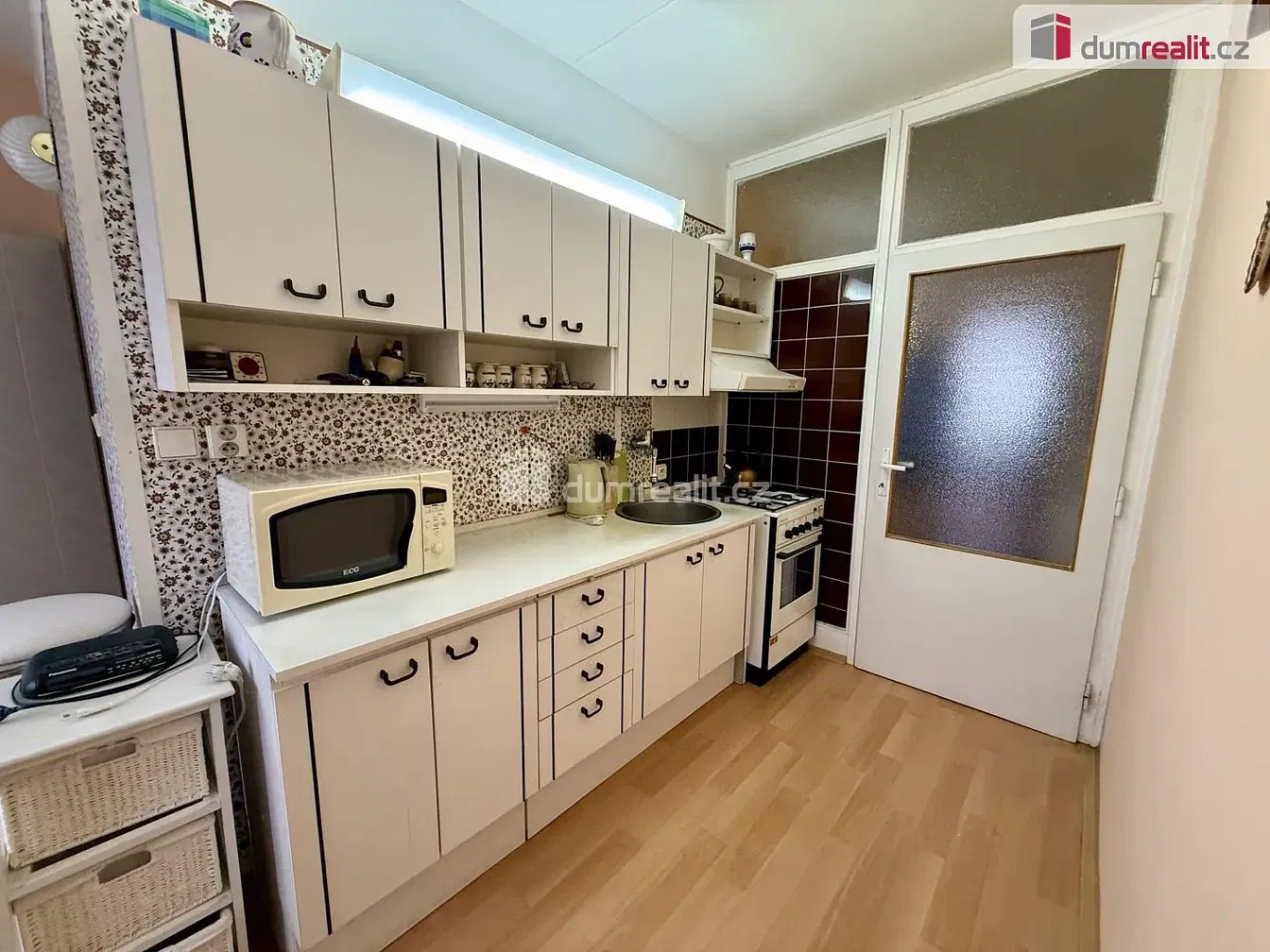 Кухиња; кухињски апарати, дрвени под, природно светло, модерни стил