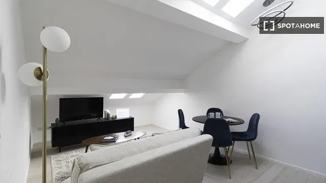 Cocina; electrodomésticos, suelo de madera, luz natural, estilo moderno