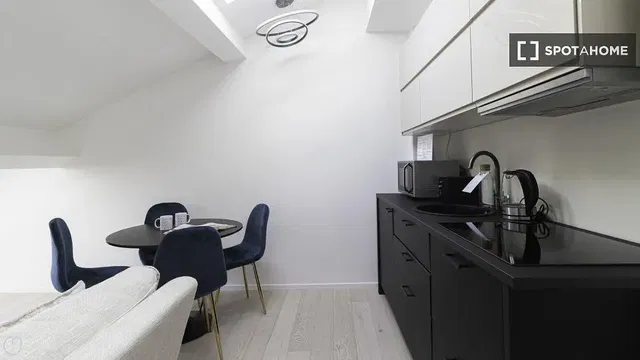 Cocina; electrodomésticos, suelo de madera, luz natural, estilo moderno