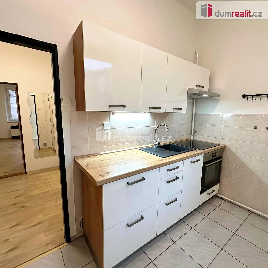 Salón; suelo de madera, luz natural, estilo moderno