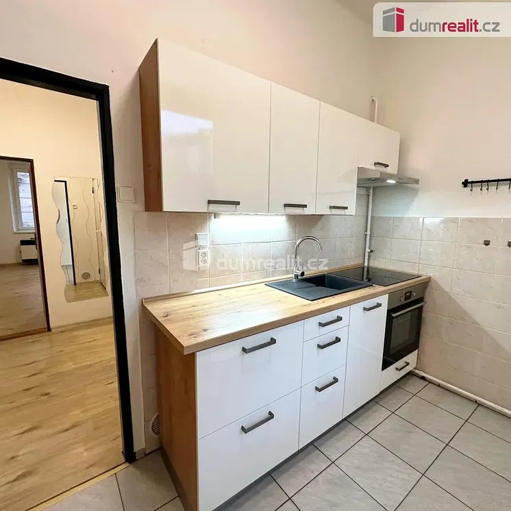 Salón; suelo de madera, luz natural, estilo moderno