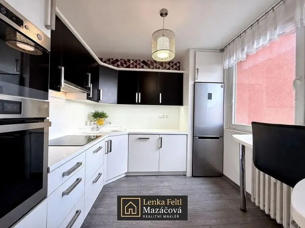 Дневна соба; дрвени под, природно светло, модерни стил