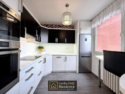 Дневна соба; дрвени под, природно светло, модерни стил