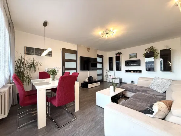 Дневна соба; дрвени под, природно светло, модерни стил, високи плафони