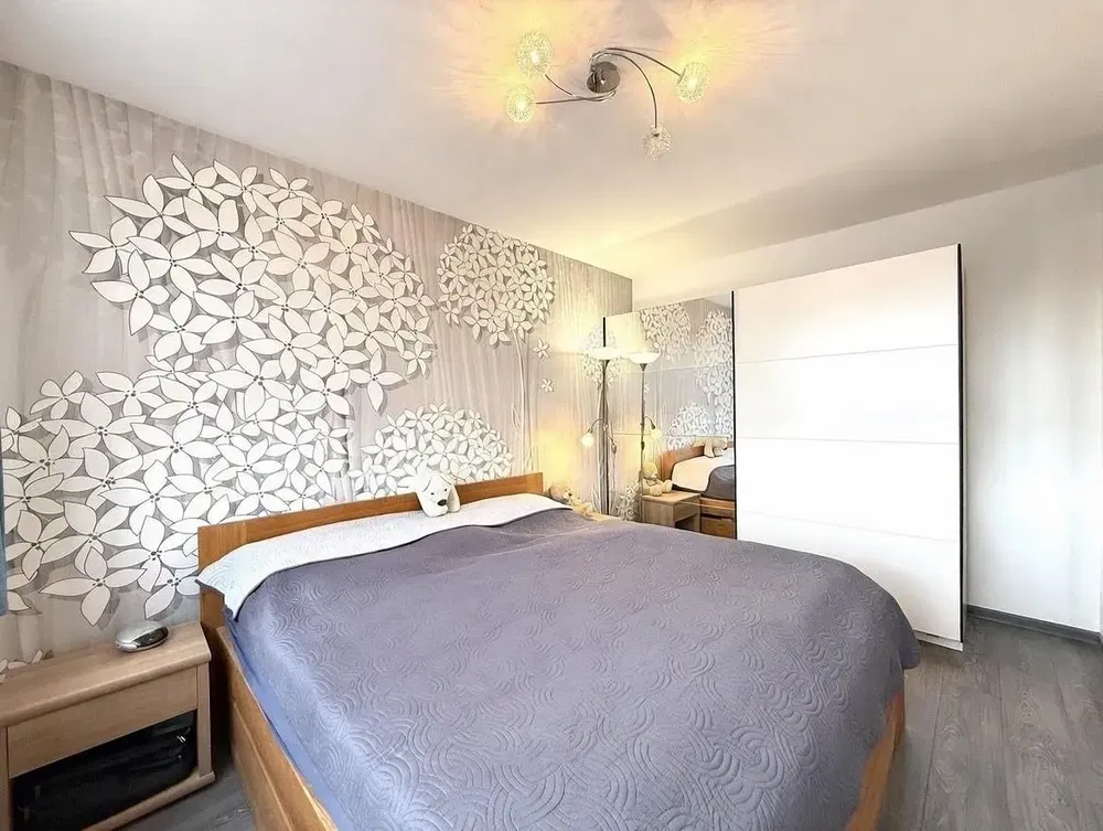 Дневна соба; дрвени под, природно светло, модерни стил