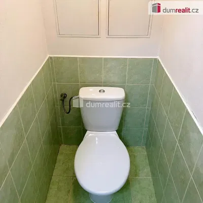 Salón; suelo de madera, luz natural, estilo moderno