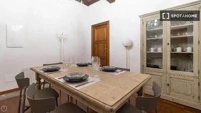 Cozinha; eletrodomésticos, chão de madeira, luz natural, estilo moderno