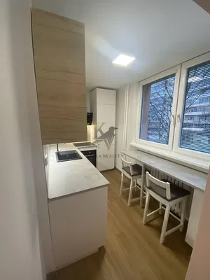 Kuchyně; kuchyňské spotřebiče, dřevěná podlaha, přirozené světlo, moderní styl