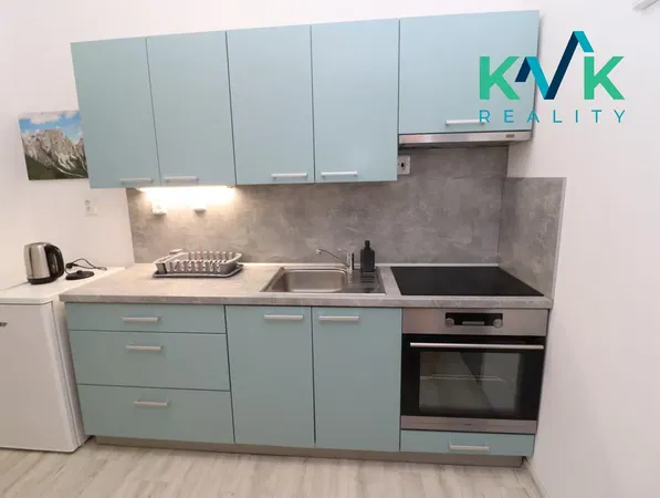 Obývací pokoj; dřevěná podlaha, přirozené světlo, moderní styl