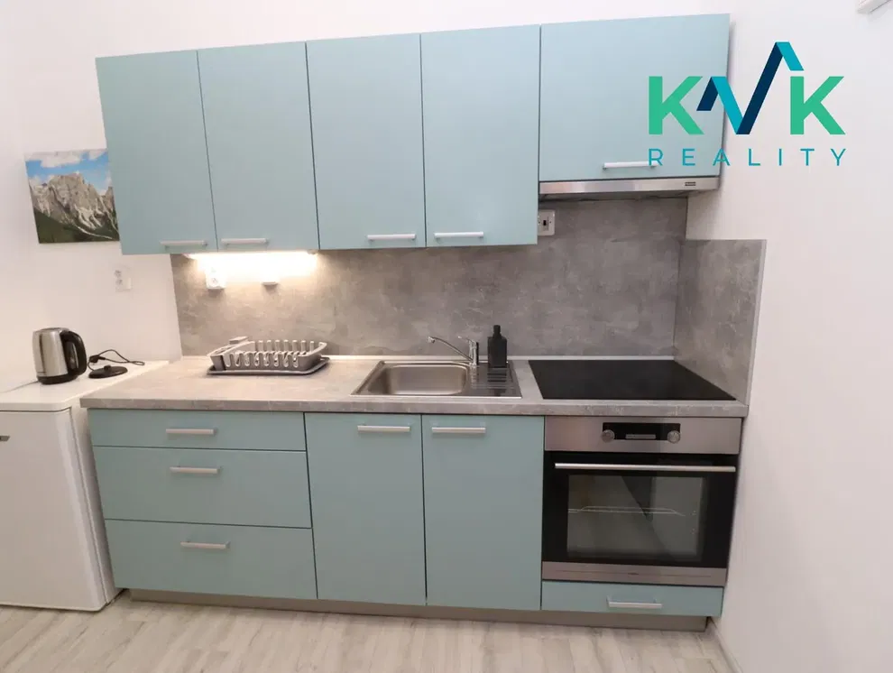 Obývací pokoj; dřevěná podlaha, přirozené světlo, moderní styl