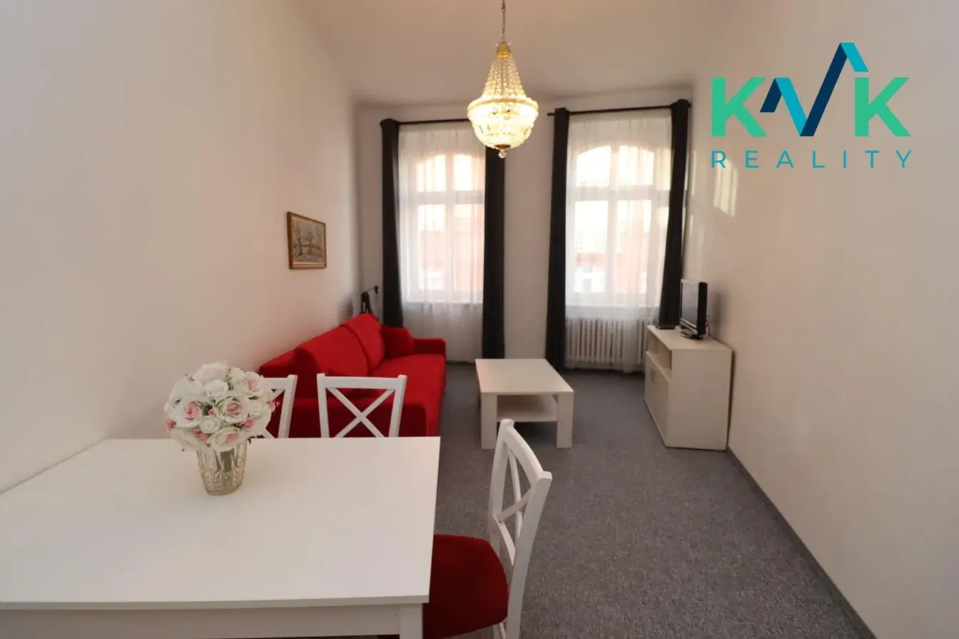 Kuchyně; kuchyňské spotřebiče, dřevěná podlaha, přirozené světlo, moderní styl