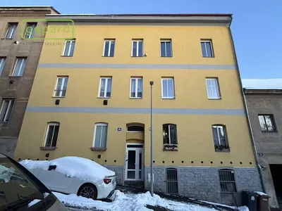 Дневна соба; дрвени под, природно светло, модерни стил