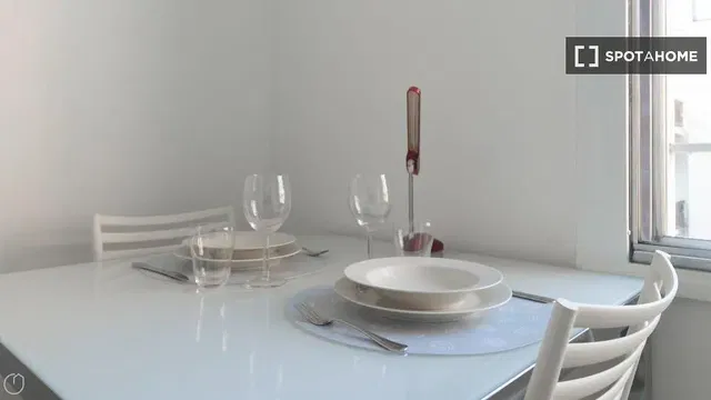 Cucina; elettrodomestici, pavimento in legno, luce naturale, stile moderno