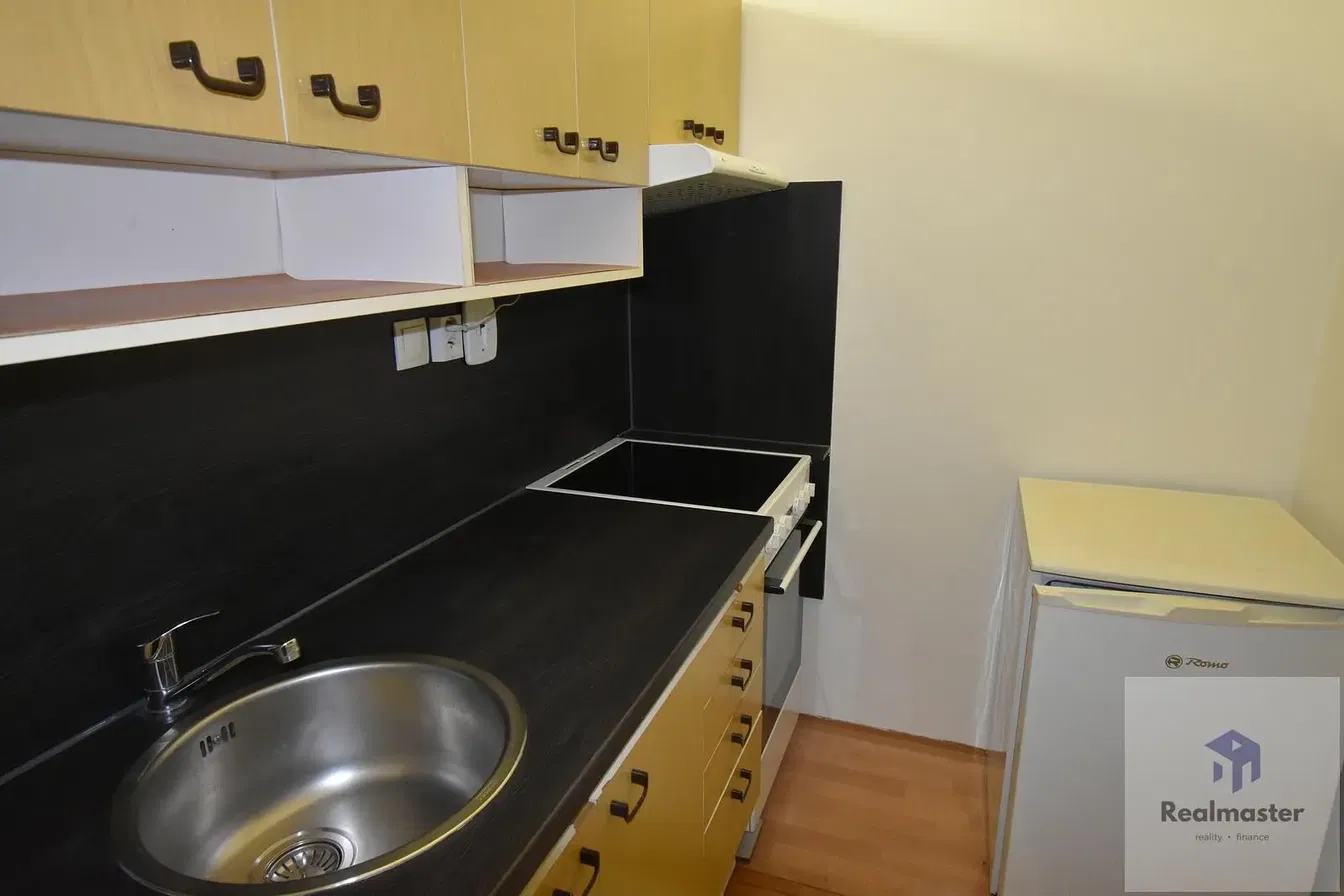 Obývací pokoj; dřevěná podlaha, přirozené světlo, moderní styl