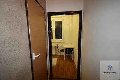 Obývací pokoj; dřevěná podlaha, přirozené světlo, moderní styl