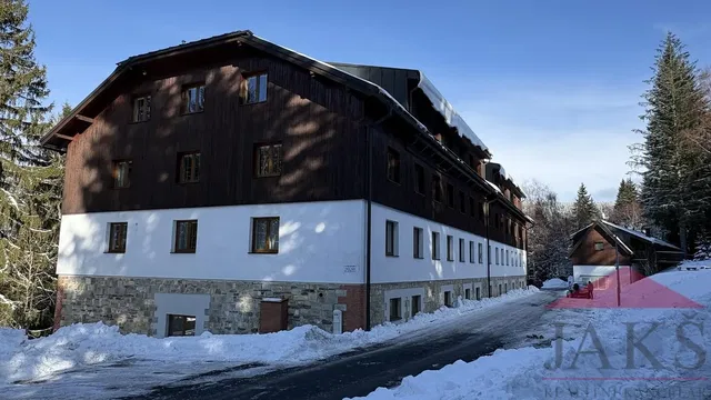 غرفة معيشة; أرضية خشبية, ضوء طبيعي, أسلوب عصري, أسقف عالية