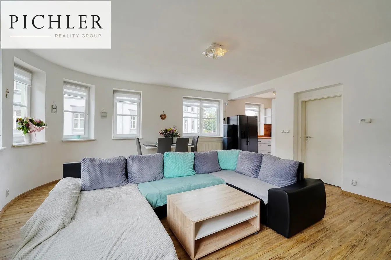 Kuchyně; kuchyňské spotřebiče, dřevěná podlaha, přirozené světlo, moderní styl