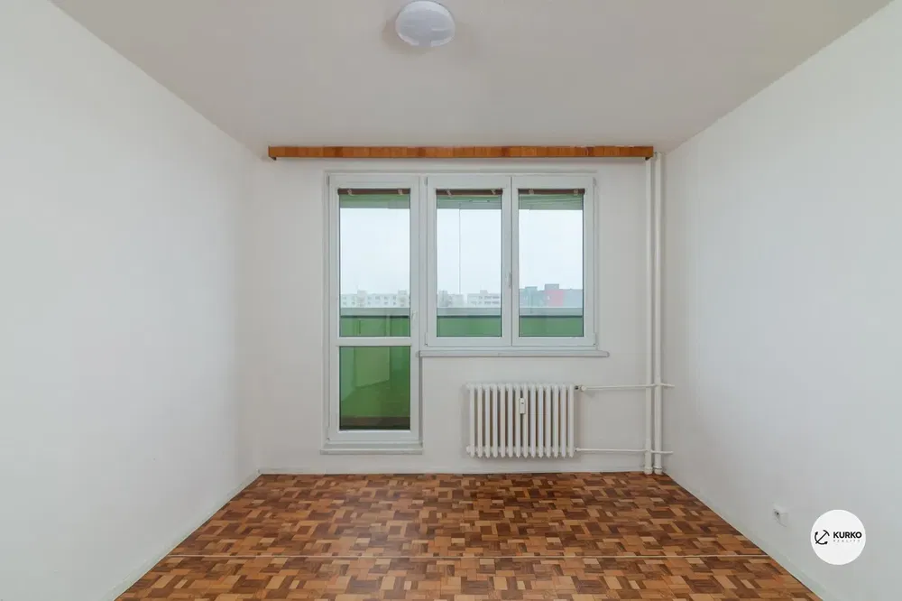 Кухиња; кухињски апарати, дрвени под, природно светло, модерни стил