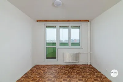 Кухиња; кухињски апарати, дрвени под, природно светло, модерни стил