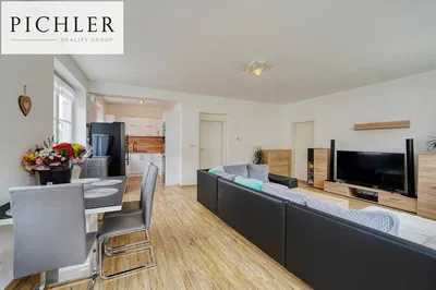 Obývací pokoj; dřevěná podlaha, přirozené světlo, moderní styl