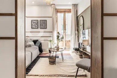 Κουζίνα; συσκευές κουζίνας, ξύλινο πάτωμα, φυσικό φως, μοντέρνο στυλ