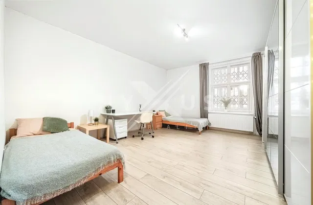 Хол; дървен под, естествена светлина, модерен стил, високи тавани