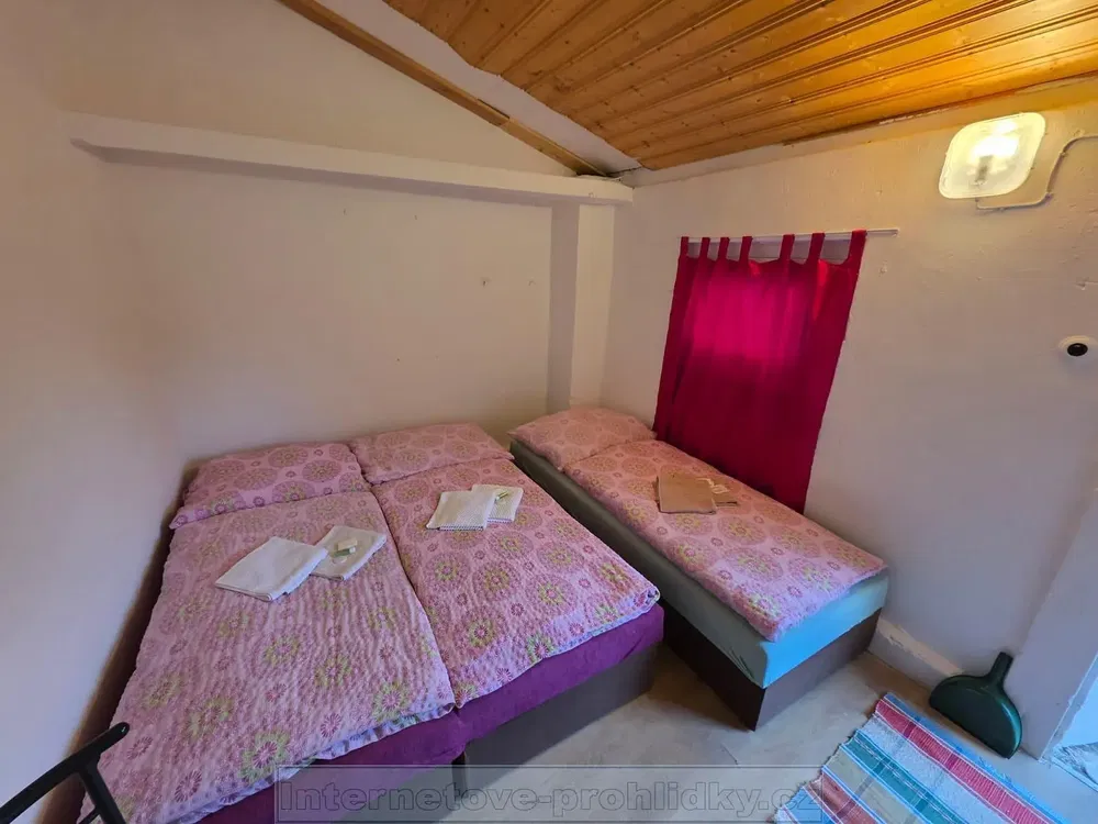 Woonkamer; houten vloer, natuurlijk licht, moderne stijl