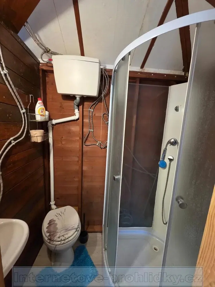 Keuken; keukenapparatuur, houten vloer, natuurlijk licht, moderne stijl