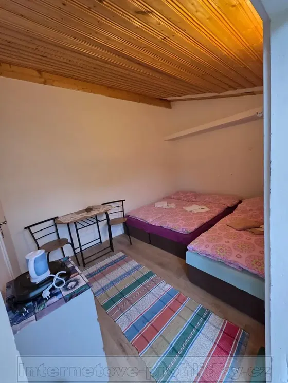 Oturma odası; ahşap zemin, doğal ışık, modern stil