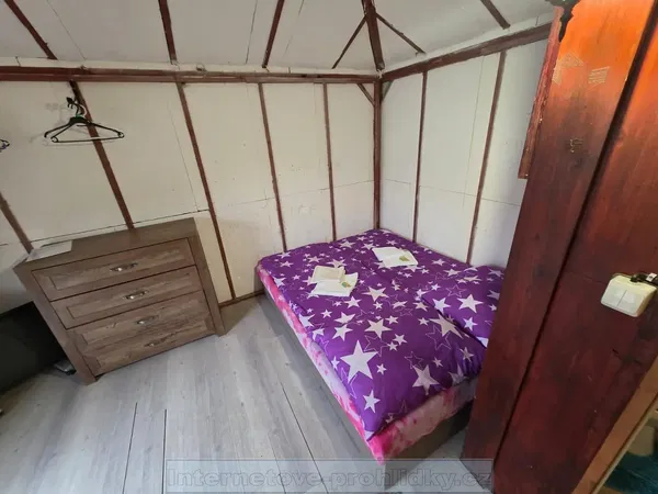 Woonkamer; houten vloer, natuurlijk licht, moderne stijl