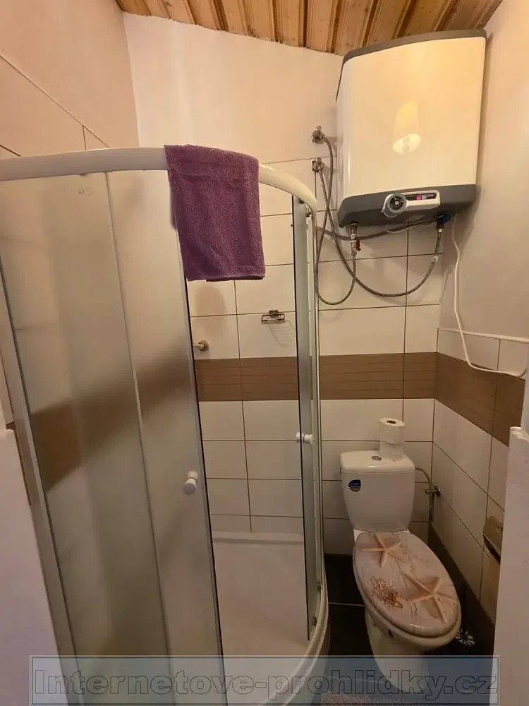 Woonkamer; houten vloer, natuurlijk licht, moderne stijl