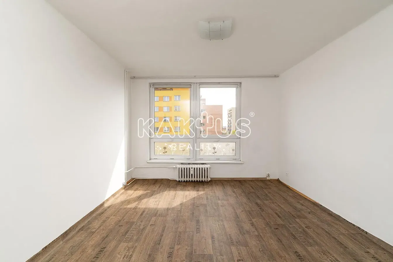 Woonkamer; houten vloer, natuurlijk licht, moderne stijl