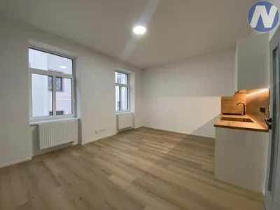 Woonkamer; houten vloer, natuurlijk licht, moderne stijl
