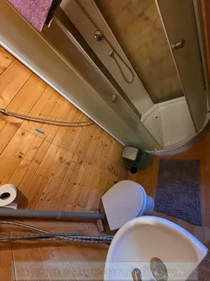 Keuken; keukenapparatuur, houten vloer, natuurlijk licht, moderne stijl