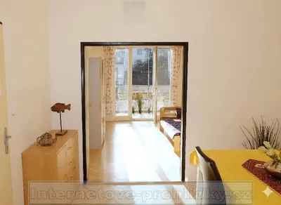 Woonkamer; houten vloer, natuurlijk licht, moderne stijl