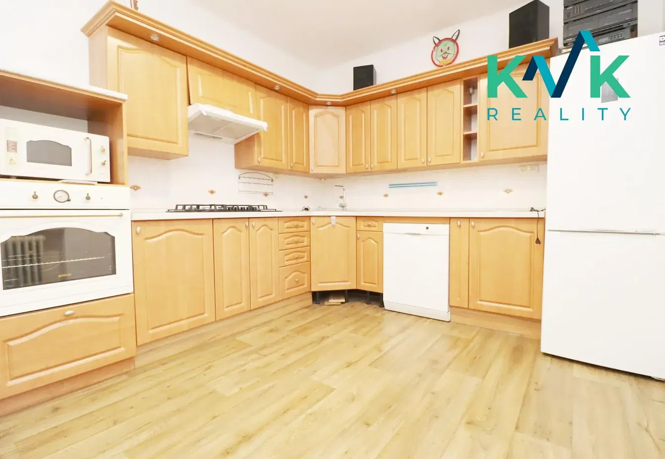 Кухня; кухненски уреди, дървен под, естествена светлина, модерен стил