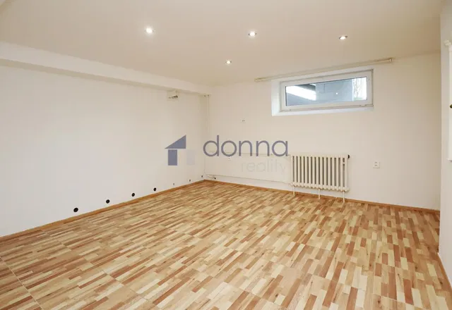 Кухня; кухненски уреди, дървен под, естествена светлина, модерен стил