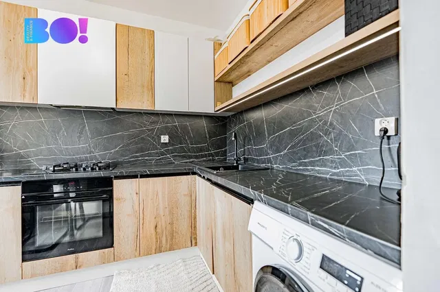 Хол; дървен под, естествена светлина, модерен стил