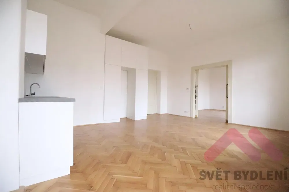 Sala de estar; chão de madeira, luz natural, estilo moderno